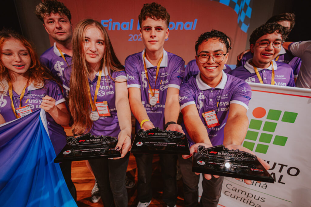 Campeões nacionais entre as escolas públicas e privadas, Team Sirius de Curitiba /PR busca o reconhecimento mundial | foto: Bryan Assis